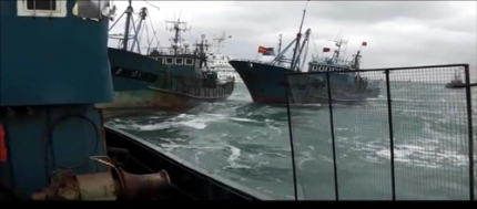 나포된 어선에 충돌하는 불법 중국어선 (사진 = 서해지방해양경찰청 제공)
