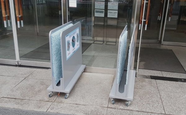 서울시청에 설치된 우산빗물제거기 /사진=서울시 제공
