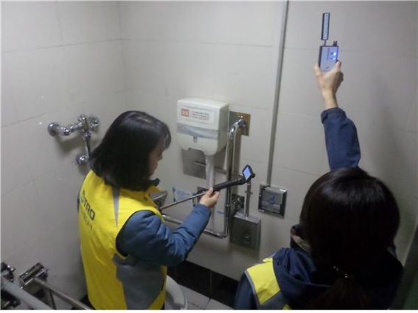 ▲ 대구도시철도 역 직원들이 몰래카메라를 점검하고 있다